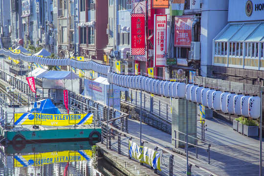 城市河道岸邊的商鋪