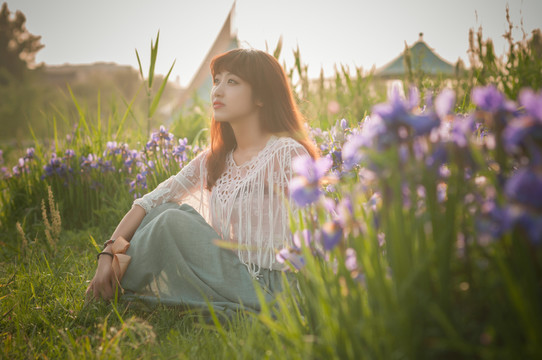 花叢里坐著的女孩
