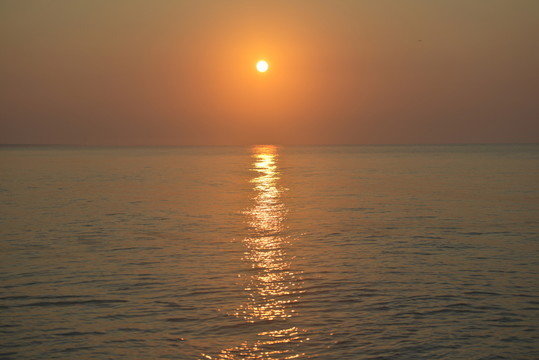 海上日出