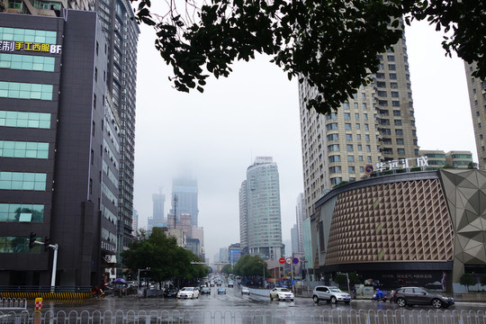 長沙市雨霧中的街景