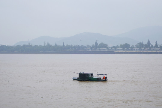 雨霧中的湘江小船