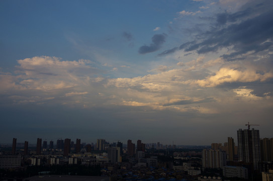 城市上空的云天