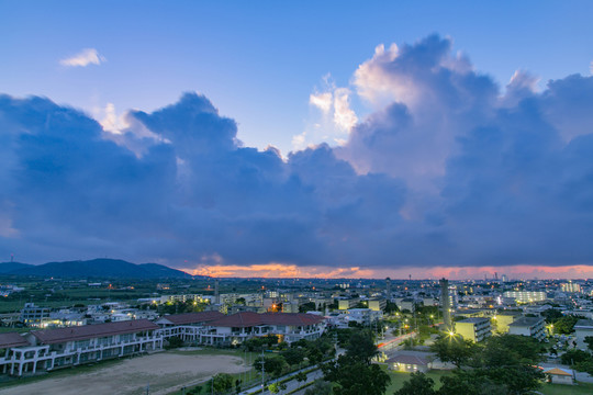 破曉中的國外海島城市風(fēng)光