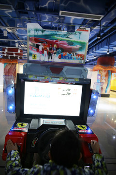 兒童玩游戲 電玩賽車
