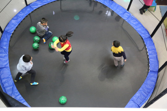 蹦蹦床 兒童游樂園