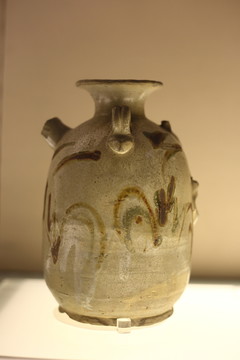 邛窯雙系執(zhí)壺