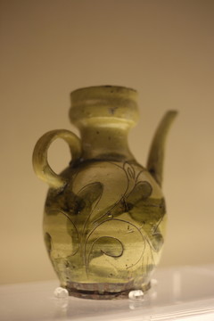 琉璃廠窯青釉刻花執(zhí)壺