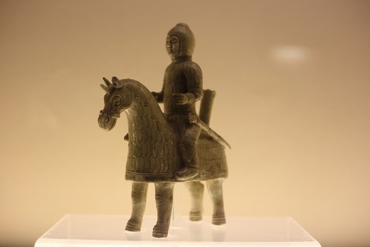 青釉騎馬俑