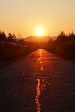 山路日落