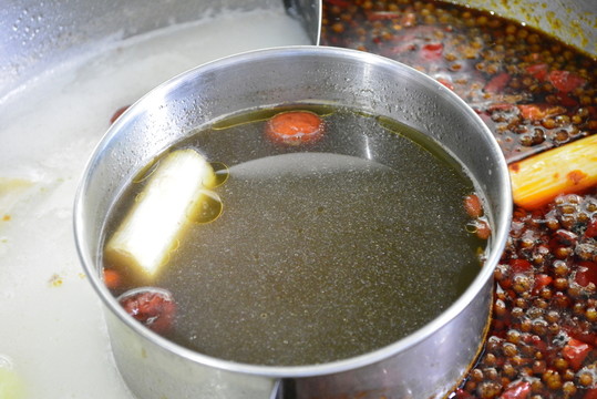 濃補(bǔ)藥材湯底