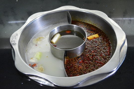 兩極湯底