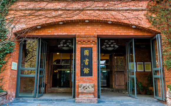 高等職業(yè)學(xué)院