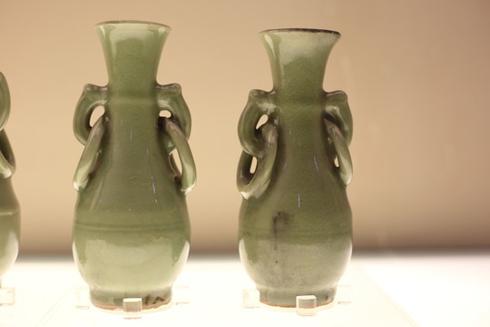 龍泉窯青釉雙耳環(huán)瓶
