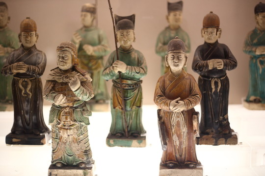 青釉武士俑