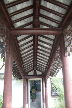 木結構長廊頂部