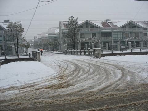 雪中的路橋