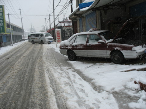 雪中的車(chē)