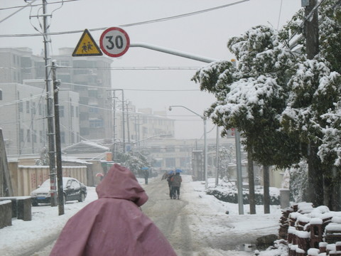 雪中學校道口