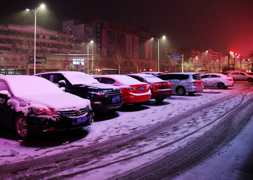 雪夜 街邊停車場