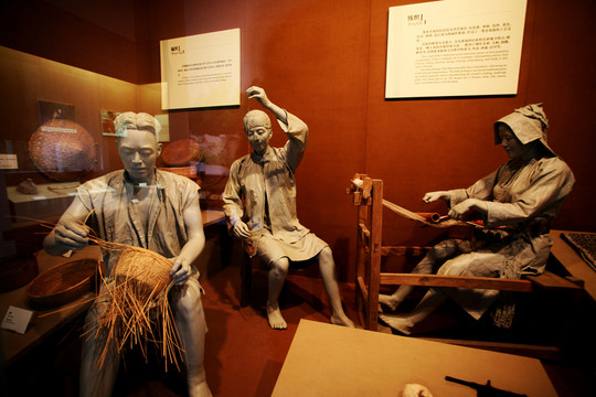 農(nóng)民勞作雕像