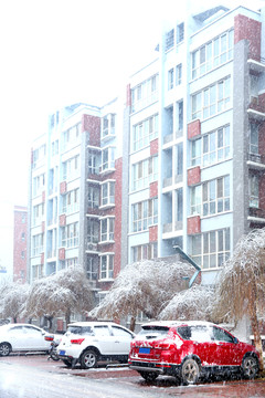 雪中的小區(qū)停車場