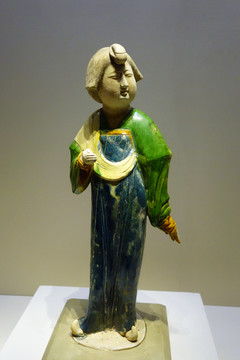 三彩釉陶女俑