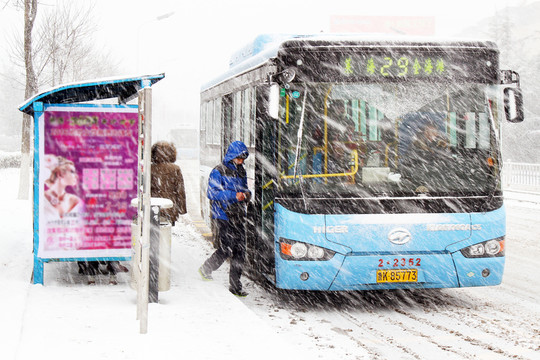 雪中公交車