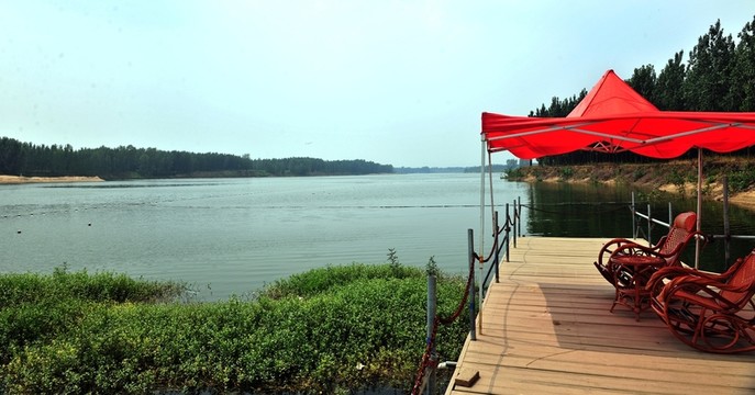 河岸風(fēng)景