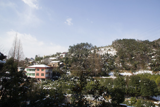 雪景 樹(shù)枝 藍(lán)天 小屋