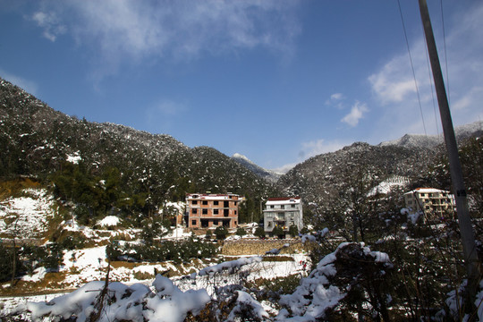 鄉(xiāng)村雪景 山岳 藍(lán)天白云樹