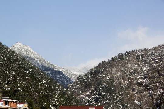 鄉(xiāng)村雪景 山岳 藍(lán)天白云樹