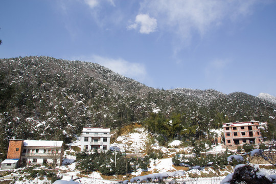 鄉(xiāng)村雪景 山岳 藍(lán)天白云樹