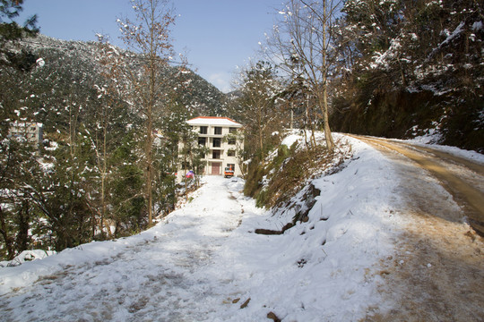 鄉(xiāng)村雪景 山岳 藍(lán)天白云樹
