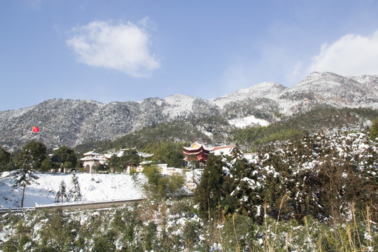 雪中寺廟 森林美景