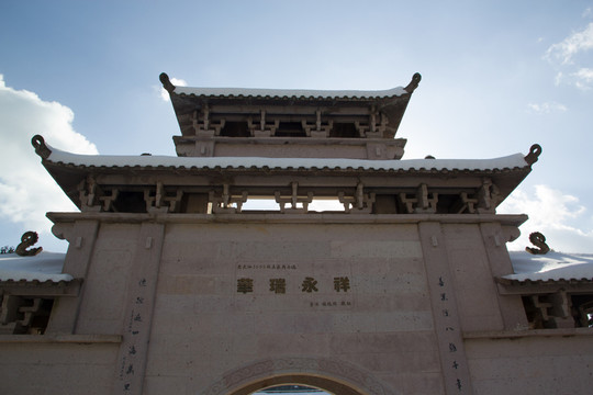 雪景 藍天白云 古建筑大門