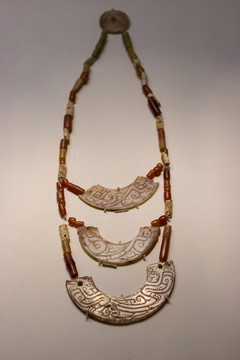 三聯(lián)白玉佩