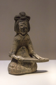 侍女陶俑