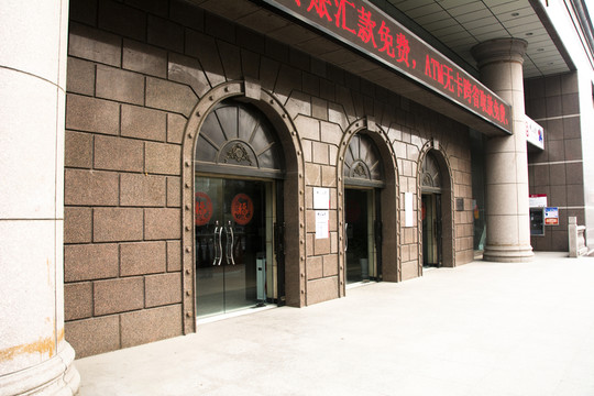 銀行大門