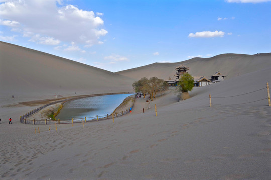 甘肅敦煌鳴沙山月牙泉景區(qū)