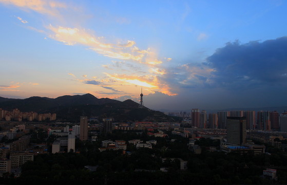 西寧西山夕照