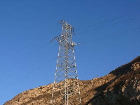 山區(qū)高壓電線塔