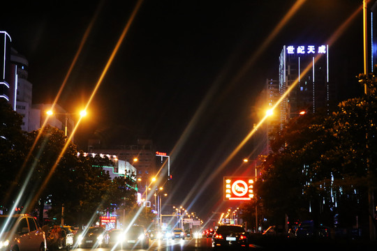 夜晚的城市馬路燈光