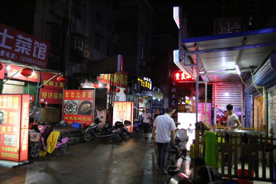 臨街飯店夜景