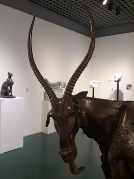 動物雕塑呼喚人類保護(hù)動物