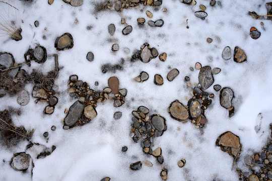 雪地 鵝卵石