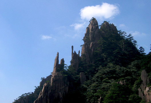 山尖白云