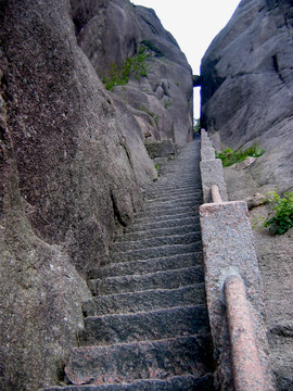 陡峭石階