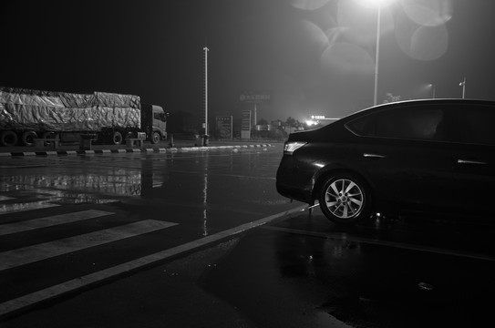 高速公路服務(wù)區(qū)雨夜