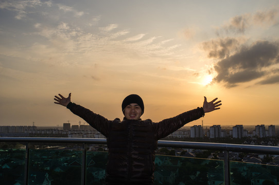 陽(yáng)臺(tái)上 張開(kāi)雙臂的男人