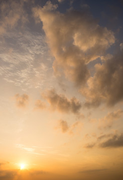 夕陽(yáng)下的天空